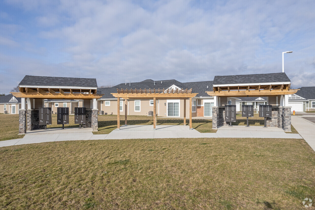 residences-at-the-greens-north-canton-oh-building-photo